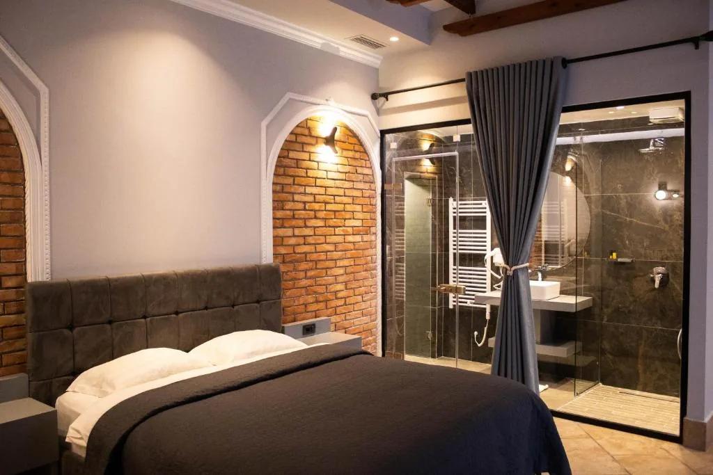 Deluxe King Studio — Venis Hotel